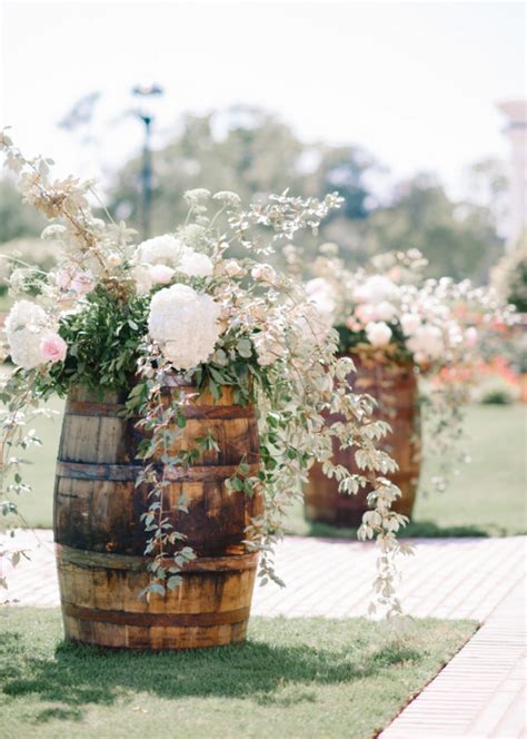 Untuk tampilan pelaminan, kamu yang memilih tema rustik namun tidak mau terlalu terlihat berlebihan, bisa menggunakan backdrop kayu dengan rangkaian daun minimalis. Konsep Dekorasi Pernikahan Outdoor Cantik dan Minimalis ...