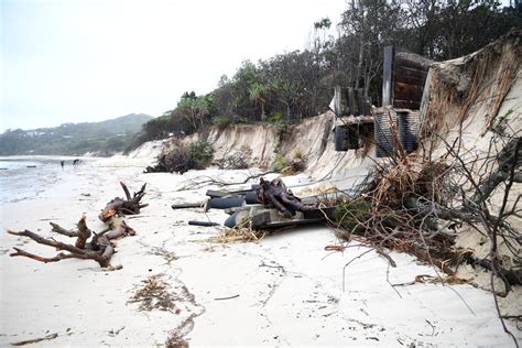 Byron Bay weather: Main Beach erosion takes two metres of sand as BoM