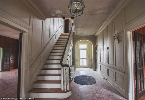 Haunting Pictures Show The Remains Of A Wooden Plantation Home In
