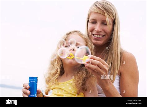 Madre E Hija Soplando Burbujas De Jabón Fotografía De Stock Alamy