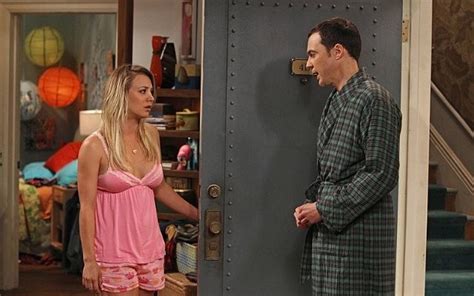 The Big Bang Theory Kaley Cuoco E Jim Parsons In Una Scena Dell