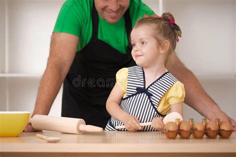 El Cocinar Del Padre Y De La Hija Foto De Archivo Imagen De Comida