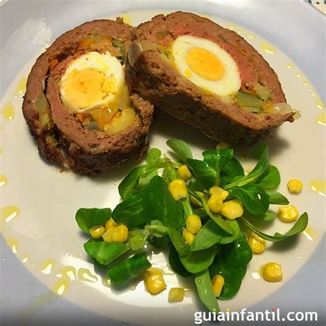 *** en lugar de carne picada podeis hacerlo del mismo modo con chorizo, o unos taquitos de jamón, bacon / panceta, e incluso con un filete troceado en pedazos pequeñitos. Receta de pastel de carne picada relleno de verduras y huevo