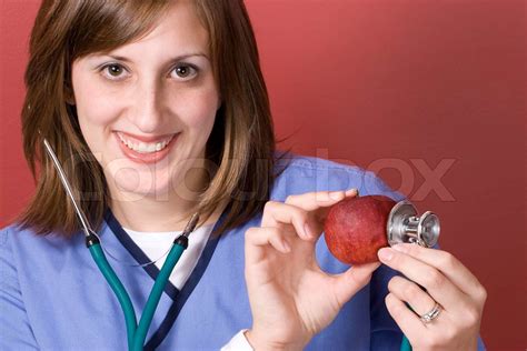 Eine Junge Krankenschwester Hält Ihr Stethoskop Auf Einem Roten Applean