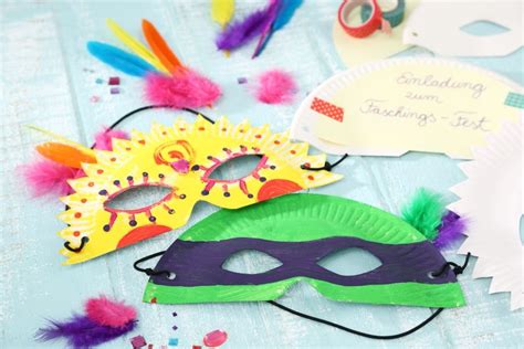 Unsere seiten wurden komplett überarbeitet. Maske aus halbiertem Pappteller als Party-Einladung | Carnival invitations, Party invitations ...