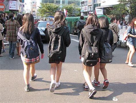 ゆるめアレンジが主流？！韓国の女子高生、制服の着こなし拝見！ ソウルナビ