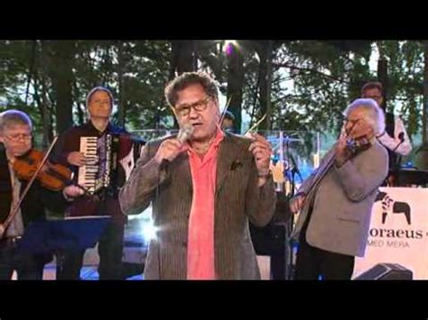 Tommy körberg (sq) cantante e attore svedese (it); Tommy Körberg och BAO - Månstrålar klara - YouTube