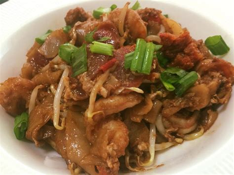 You'll find many versions of char kway teow in various regions in southeast asia but many people from all over asia travel to penang just to indulge in a plate of the real deal. Penang Fried Flat Noodles ( Char Kuey Teow ) | Kocina De ...