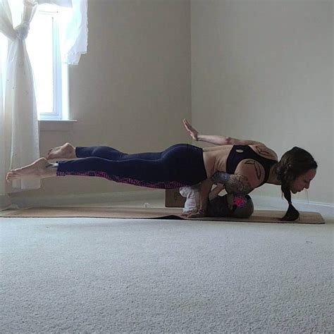 Mind Blowing Pictures Of Woman Who Is Doing Yoga Poses While