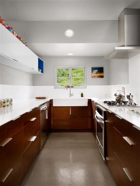 Two years ago i used the rustoleum cabinet transformations kit to transform my kitchen cabinets from an oak color to a dark espresso finish. Brown And White Kitchen | Houzz