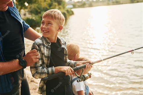 Emociones Positivas Padre Y Madre Con Hijo E Hija Pescando Juntos Al