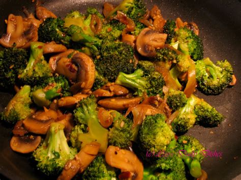 Add onions and a pinch of salt and saute for about 2 to 3 minutes until translucent. d3sy's Daily Dishes: Saute Broccoli, Mushrooms, and Onions