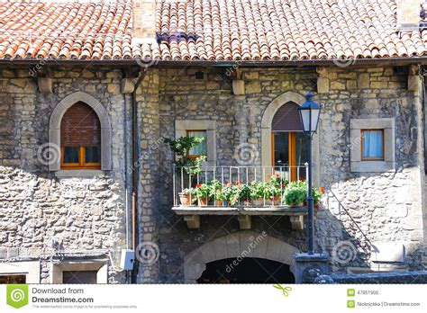 Freie kommerzielle nutzung keine namensnennung bilder in höchster qualität. Malerisches Italienisches Haus Mit Blumen Auf Den Balkonen ...