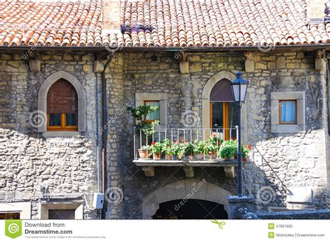 Ihr seid die allerschönste weit und breit 4. Malerisches Italienisches Haus Mit Blumen Auf Den Balkonen ...