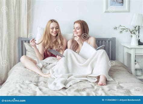 Twee Sexy Blondemeisjes In Pyjama Die Pret In De Slaapkamer Hebben