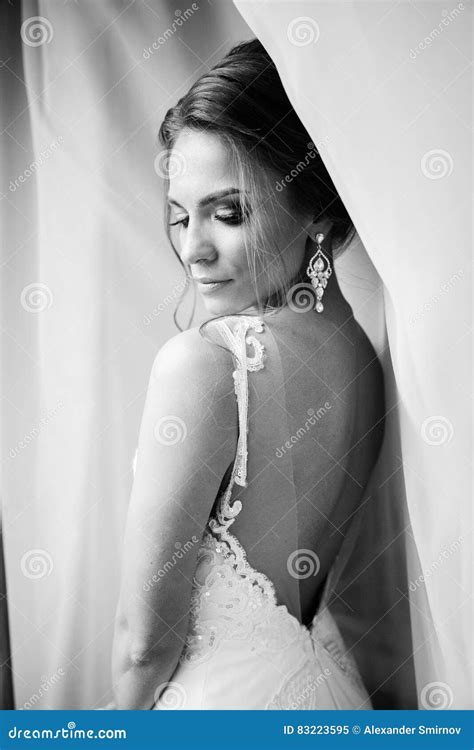 Novia Feliz Hermosa En La Ropa Interior De Seda Blanca Imagen De Archivo Imagen De Feminidad