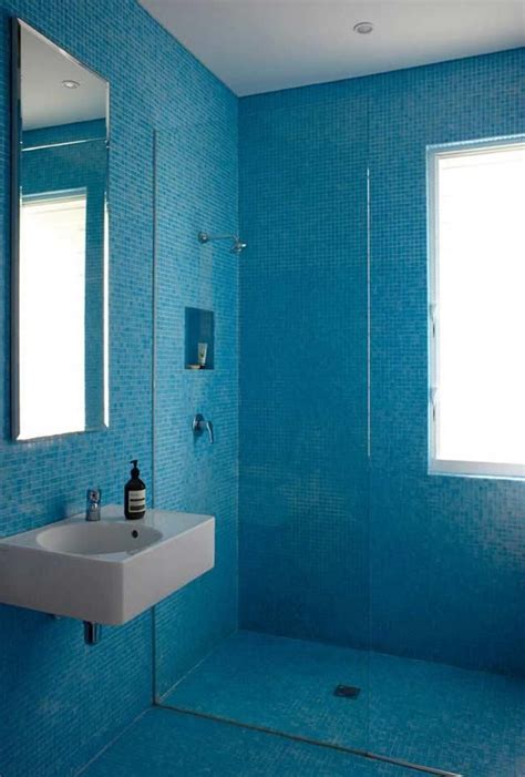 Wie auf dem foto zu sehen, kann man die badewanne anders gestalten. Blaues Badezimmer: Ideen und Tipps, um die Umgebung mit ...