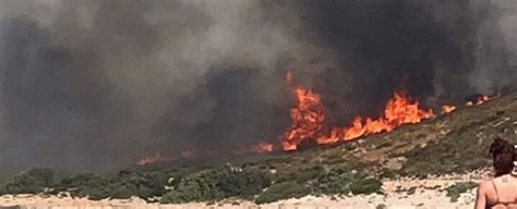 Dwa wielkie pożary lasów szaleją z dwóch stron greckiej stolicy, aten. Wakacje w Grecji z pożarami | DobraPogoda24.pl