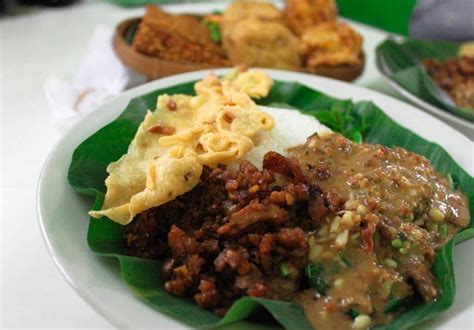 Resep bumbu pecel yang layak dipakai untuk berjualan. 10 Pecel Paling Enak Di Kediri Rasanya lengkat di Hati