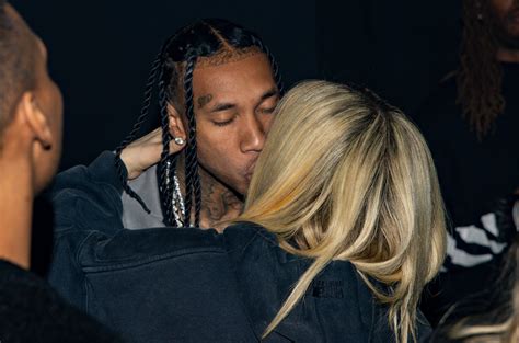 Avril Lavigne Spotted Kissing Tyga After Mod Sun Split See Image S Chronicles