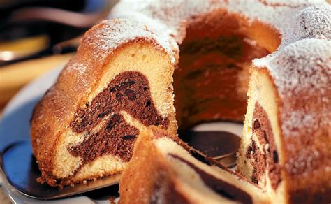 Mehl mit backpulver mischen und abwechselnd mit 3 el milch unterrühren. Klassischer Marmor-Gugelhupf • Rezept • GUSTO.AT