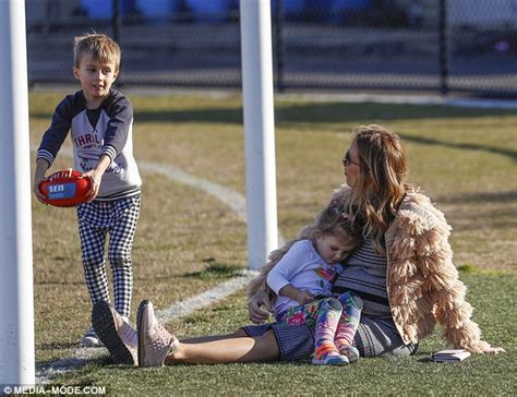 pregnant rebecca judd gets a helping hand from daughter billie at the park daily mail online