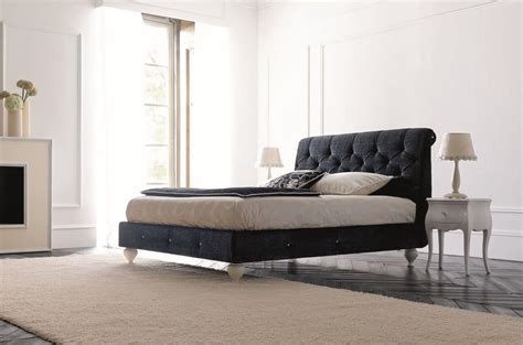 Il letto è un mobile domestico costituito da alguna superficie orizzontale solitamente ricoperta da una imbottitura, to. Letto classico, con imbottitura capitonné in tessuto o pelle | IDFdesign