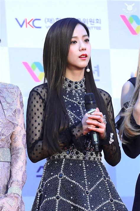Jisoo just has such a cool vibe about fashion. BLACKPINK Jisoo Shows Off Her Top Tier Visual In This Red ...