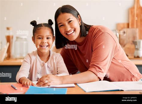 Madre Ayudando Enseñando Y Educando A Hija Con Tarea En Casa Retrato