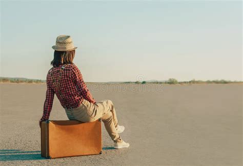 femme de voyageur s asseyant sur la valise sur la route le copie espace photo stock image du