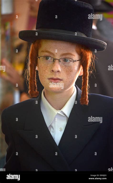 Retrato De Una Joven Judía Religiosa Ortodoxa Con Pelo Rojo And Sidelocks