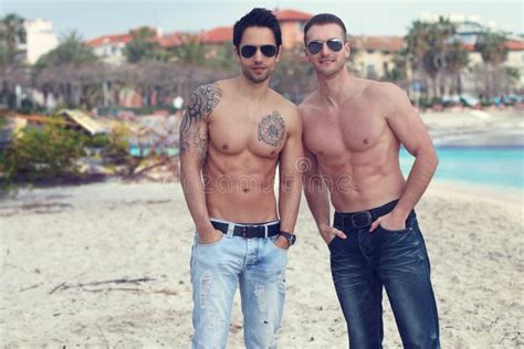 dos hombres atractivos que presentan en la playa imagen de archivo imagen de shirtless manera