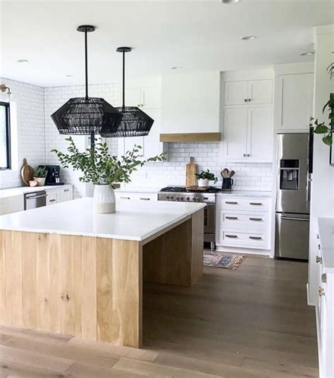 Whether you bring the great outdoors inside with some plants, play up the texture, or embrace the modern farmhouse look with a contrast color palette, one thing's for sure: White modern farmhouse kitchen with black light fixtures ...