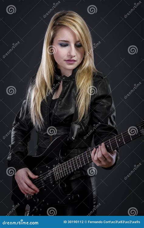 jeune blonde sexy habillée en cuir noir jouant le gui électrique photo stock image du gens