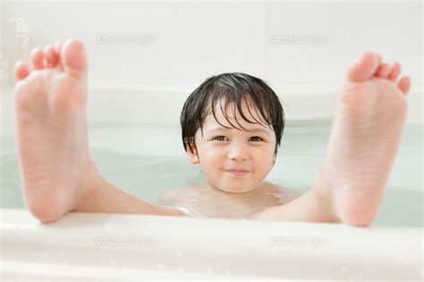 お風呂に入る男の子 10208000959 ｜ 写真素材・ストックフォト・画像・イラスト素材｜アマナイメージズ