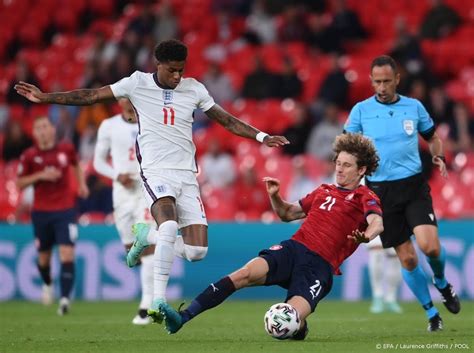 Goedkope voetbaltenues engeland elftal ek 2020 jordan henderson 8 thuisshirt. Engeland ongeslagen naar achtste finales EK