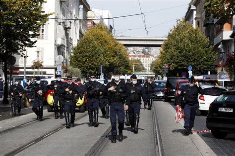 Ce vendredi, vers 14h20, une policière a été tuée au couteau à l'entrée d'un commissariat de rambouillet dans les yvelines. Trois morts dans une attaque au couteau à Nice - Le Courrier