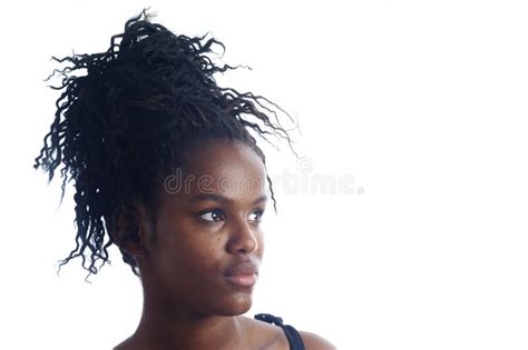 Retrato De Um Adolescente Africano Da Menina No Fundo Branco Foto De