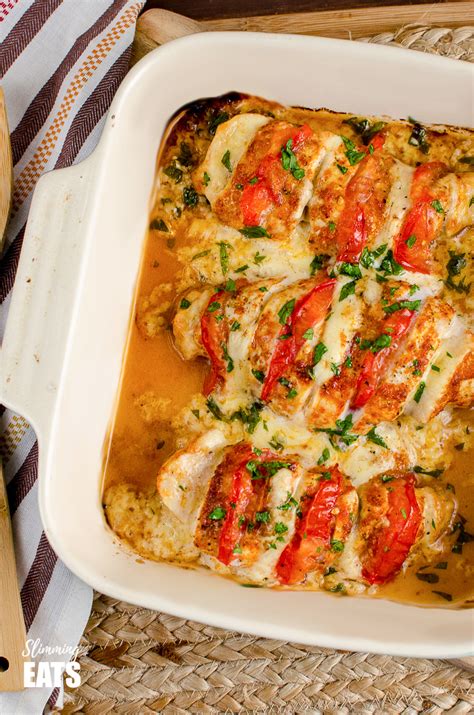 This sautéed chicken is well seasoned, stuffed with gooey mozzarella, and simmers in a simple tomato sauce. Tomato and Mozzarella Hasselback Chicken | Slimming Eats