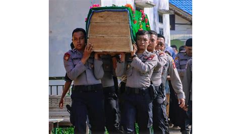 Jajaran Polresta Pontianak Hadiri Pemakaman Korban Peluru Nyasar