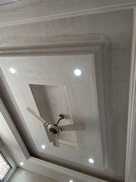 Suspended ceiling ideas and designs with false ceiling lights optimize the space and hide electrical cables. POP design for ceiling
