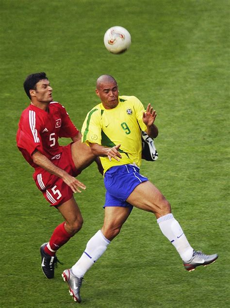 ʁoˈnawdu ˈlwis nɐˈzaɾju dʒi ˈɫĩmɐ; Ronaldo in (FILE) Brazilian Footballer Ronaldo To Retire ...