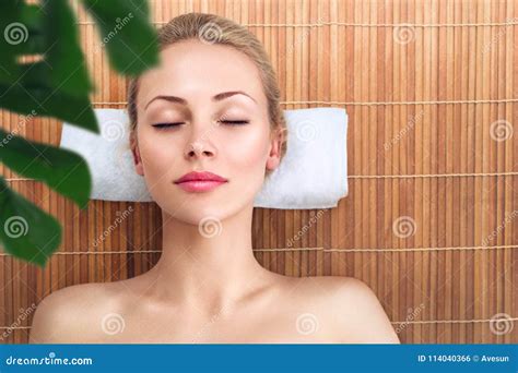 Het Jonge Vrouw Ontspannen Met Massage In Kuuroord Stock Foto Image Of Bloem Mooi 114040366