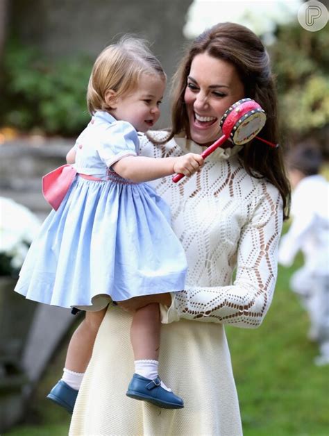 foto kate middleton investiu em um modelo de crochê em evento com a família real purepeople
