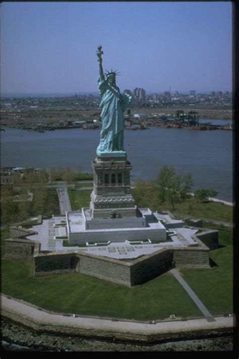 Die in usa gelegene freiheitsstatue zählt zu den meist erkennbaren denkmäler der erde, das von tausenden touristen aus der ganzen welt täglich besucht wird. Statue of Liberty - Die Freiheitsstatue - Medienwerkstatt ...