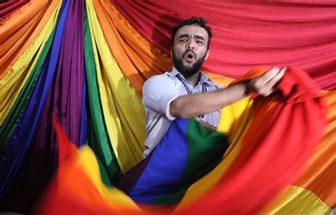 india ends colonial era ban on gay sex in landmark ruling sbs news
