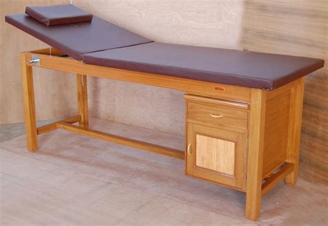 Wooden Massage Cum Treatment Table For Treatement Color Natural