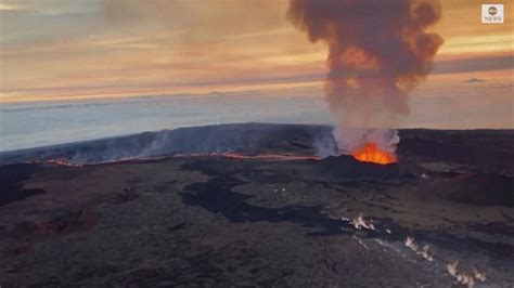Video Hawaiis Mauna Loa Continues Spewing Lava In Spectacular Sight