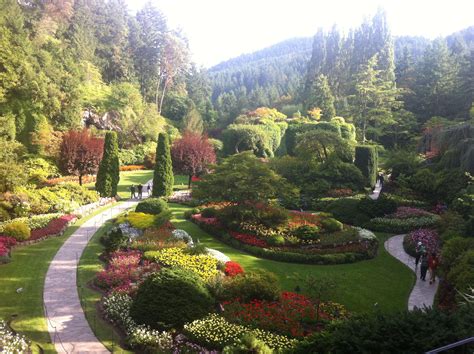 Professional gardener lauri kranz of edible gardens l.a. The buschard gardens Victoria Canada | 조경