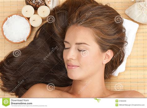 Schöne Frau Am Badekurortsalon Stockfoto Bild Von Massage Attraktiv 21802200